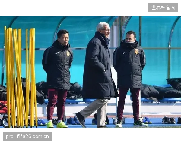 乌兹别克斯坦或沿用防守反击,中场控制力不足成遭遇战最大短板。 乌兹别克斯坦或沿用防守反击,中场控制力不足成遭遇战最大短板。